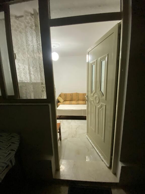 Jepet me qera 1+1 mobiluar kat 1 vile 30000 lek