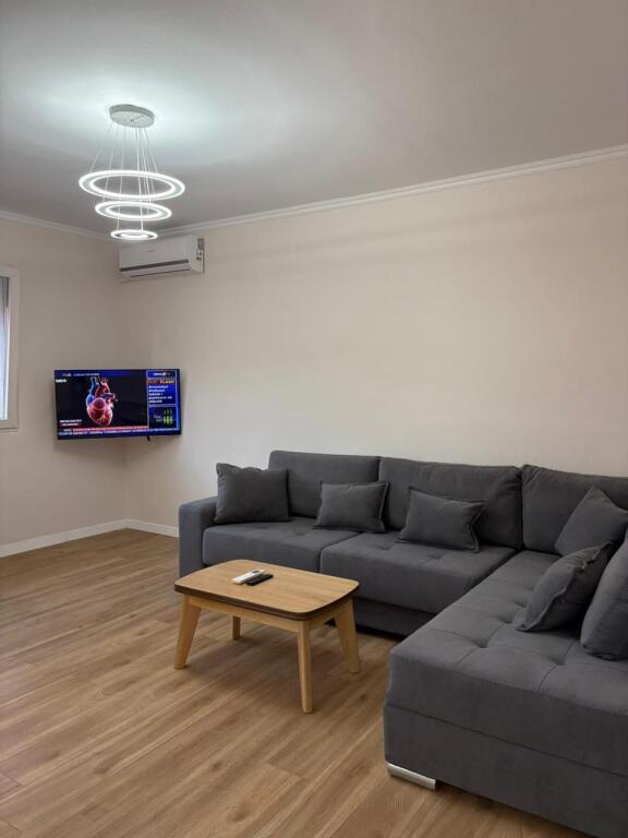 APARTAMENT 1+1 I RINOVUAR TOTALISHT – GATI PËR BANIM – MUNDËSI BLERJE ME KREDI