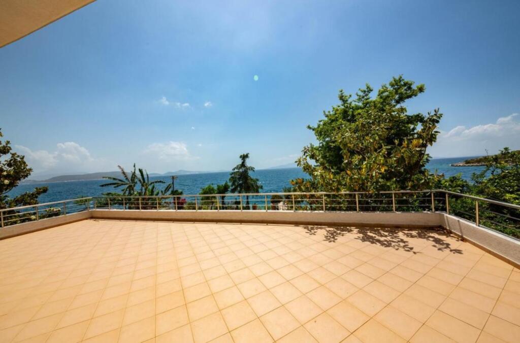 SHITET HOTEL BUZE DETIT SARANDE