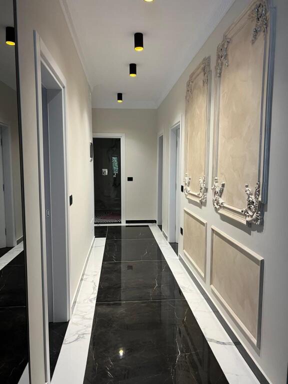 • Luksoz 2+1+2 PLAZH Mobilim i plotë, kati i dytë nga toka. 