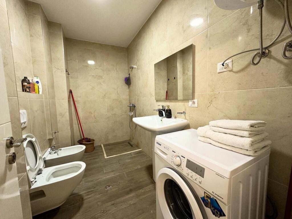 Apartament 1+1 per qira prane Toptani Center.