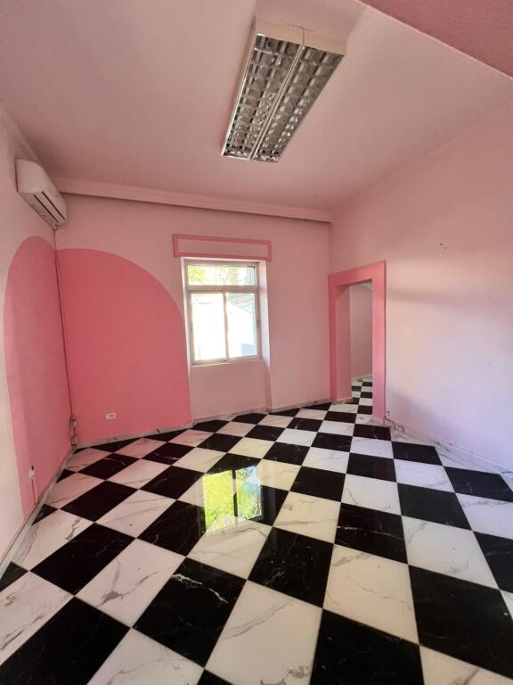 Jepet me qera ambjent biznesi ne Bllok,ngjitur me Sky Tower