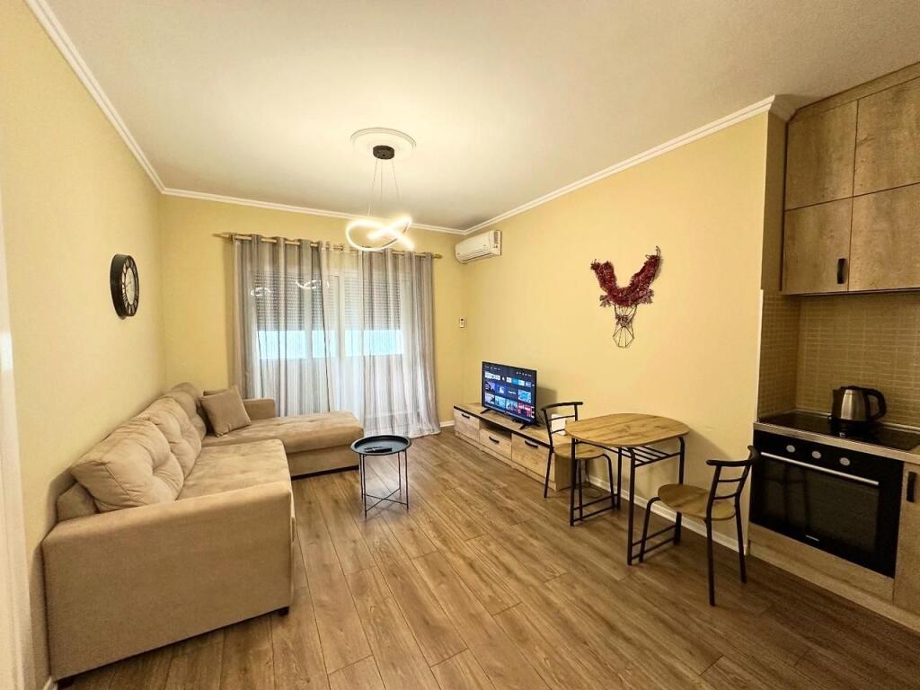 Apartament 1+1 per qira prane Toptani Center.