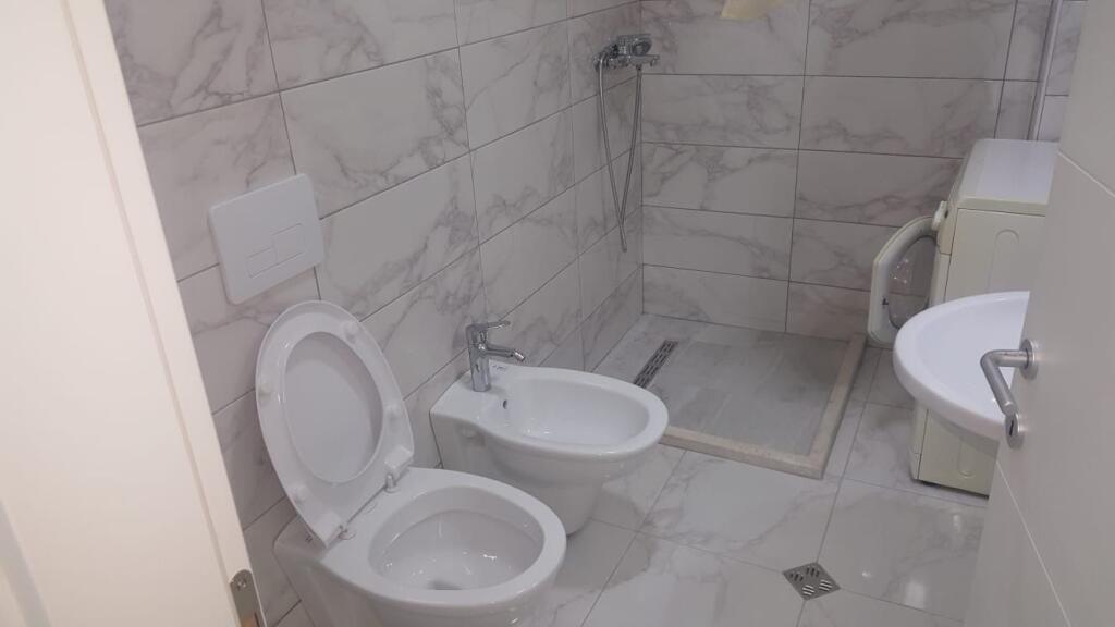 🏠 Appartamento 1+1 in Affitto sopra la Farmacia 10, Tirana