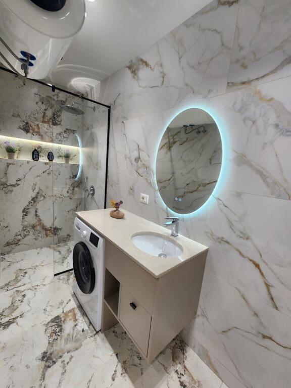 Shitet Apartament 2+1