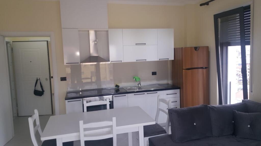 🏠 Appartamento 1+1 in Affitto sopra la Farmacia 10, Tirana