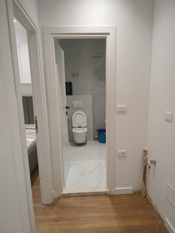 Apartament 1+1, Komuna e Parisit!