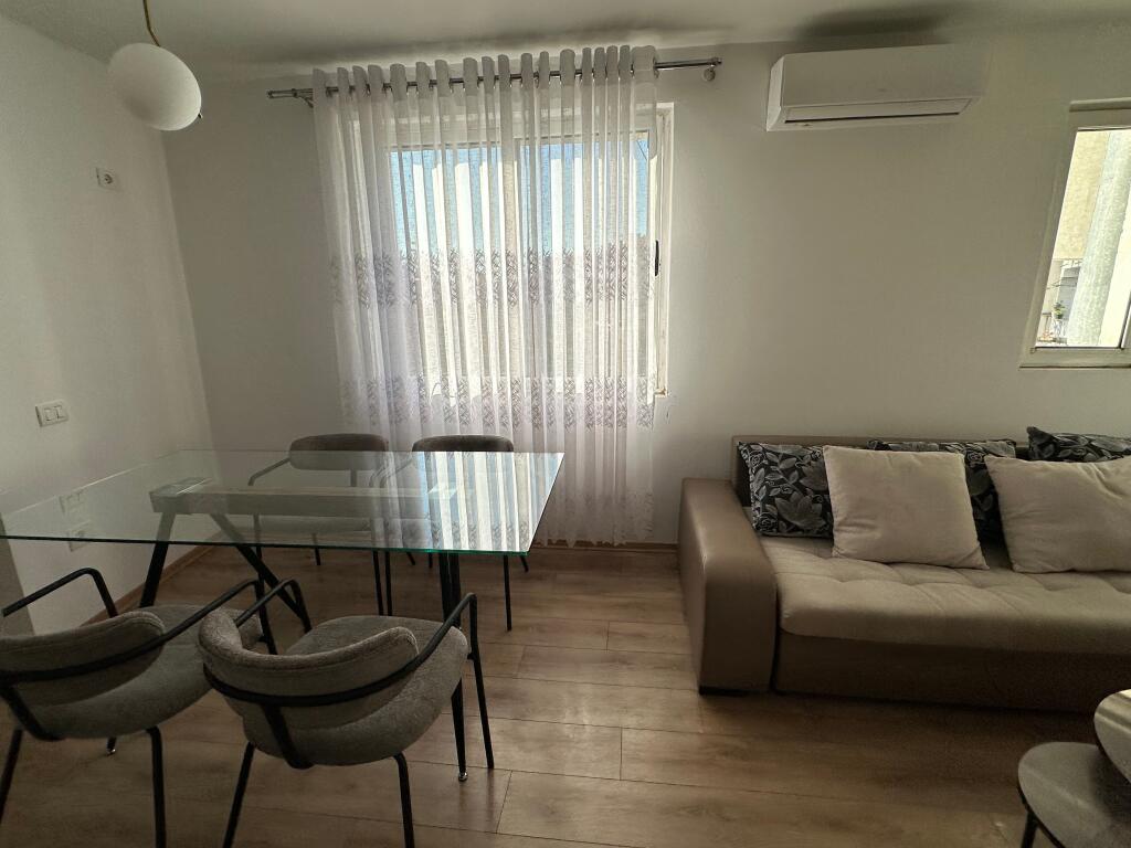 Jepet me qira 1+1 buze rruge ne Brryl 🏷️45.000leke Kati 5 pa ashensor pallat 6 katesh