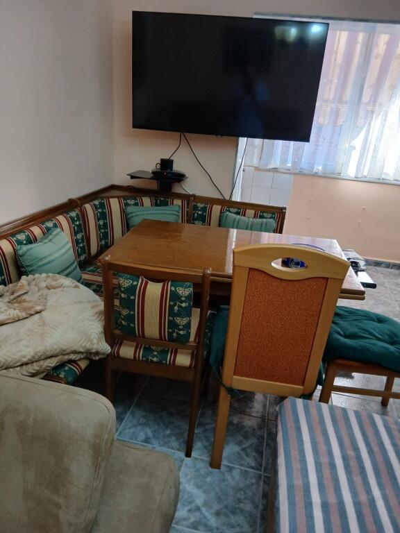 Apartament 2+1 me qira tek Shkolla e Kuqe!