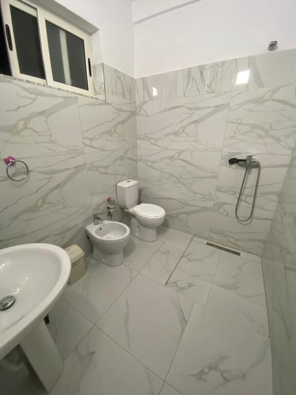 Jepet me qera 1+1 mobiluar kat 1 vile 30000 lek