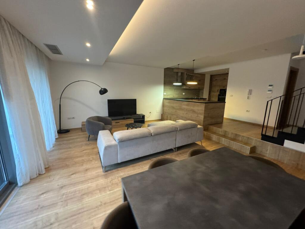 Super vile tre kateshe me qira 5 minuta nga TEG