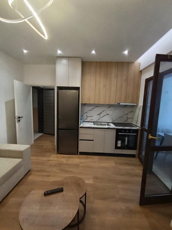 Apartament 1+1, Komuna Parisit!