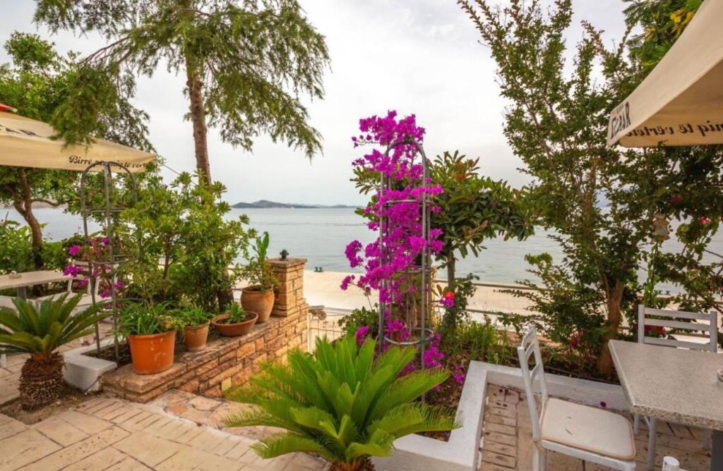 SHITET HOTEL BUZE DETIT SARANDE