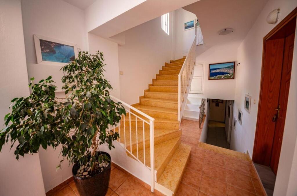 SHITET HOTEL BUZE DETIT SARANDE