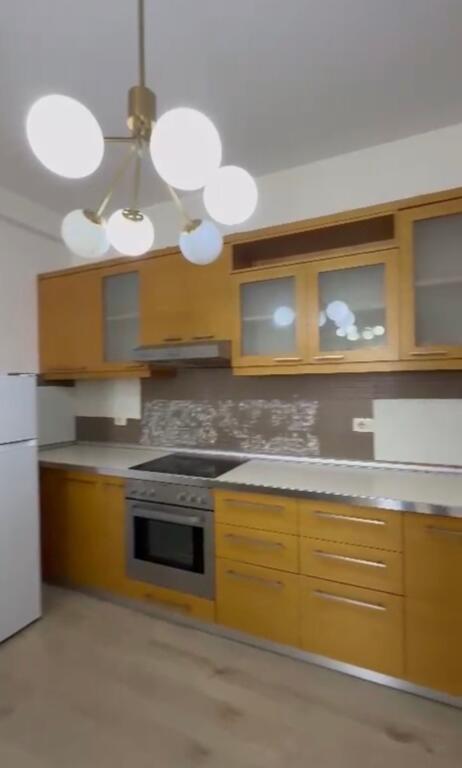 Jepet me qira 2+1+2 afer Bar OSLO ASTIR 550 mije Leke