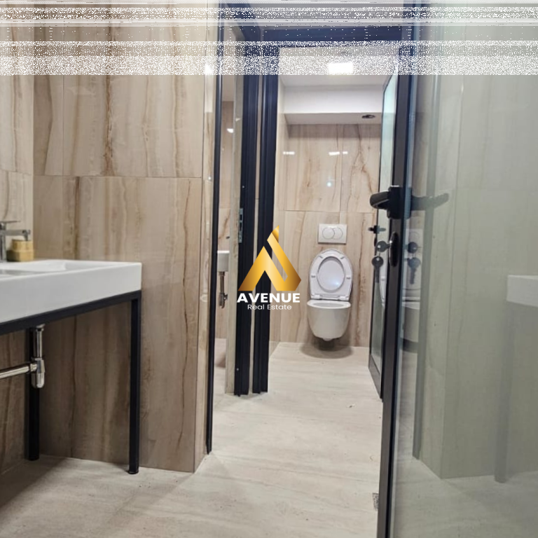 AMBIENT BIZNESI ME QIRA –BLLOK, TIRANË  Vendndodhja: Rruga Sami Frashëri, pranë Farmaci Blloku  Qiraja mujore: 300,000 lekë   Sipërfaqe: 200 m²  Pozicionimi strategjik me fasadë dhe hyrje direkte nga rruga kryesore i garanton ambientit vizibilitet maksimal dhe fluks të lartë kalimtarësh. Ambienti ndodhet në katin -0.5, ofron ndriçim natyral dhe akses shumë të lehtë. Ka një sipërfaqe totale prej 200 m², të organizuar open space, gjë që e bën tepër fleksibël për çdo lloj koncepti biznesi. Prona është totalisht e investuar, me punime cilësore, sistem ndriçimi funksional, instalime elektrike dhe hidraulike të gatshme, duke mos kërkuar investime shtesë.   Ideale për aktivitete si: • Klinikë mjekësore ose dentare • Qendër estetike / SPA • Palestër ose studio fitness • Restorant / lounge / bar • Zyra shërbimi ose qendër biznesi • Showroom apo aktivitete komerciale premium   Avantazhe Kryesore  Lokacion premium në zemër të Bllokut  Vizibilitet dhe akses i drejtpërdrejtë nga rruga kryesore  Hapësirë e madhe dhe e personalizueshme  Ambient i investuar dhe gati për përdorim  Zonë me qarkullim shumë të lartë gjatë gjithë ditës  Investim ideal për biznese që kërkojnë prezencë dhe imazh   📞 Për më shumë informacion ose për të organizuar një vizitë në ambient, kontaktoni: 