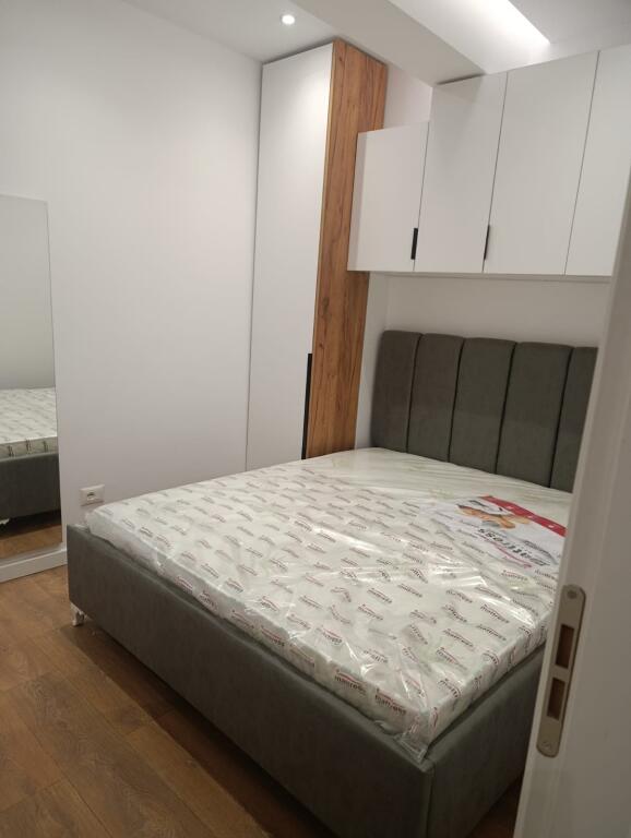 Apartament 1+1, Komuna e Parisit!