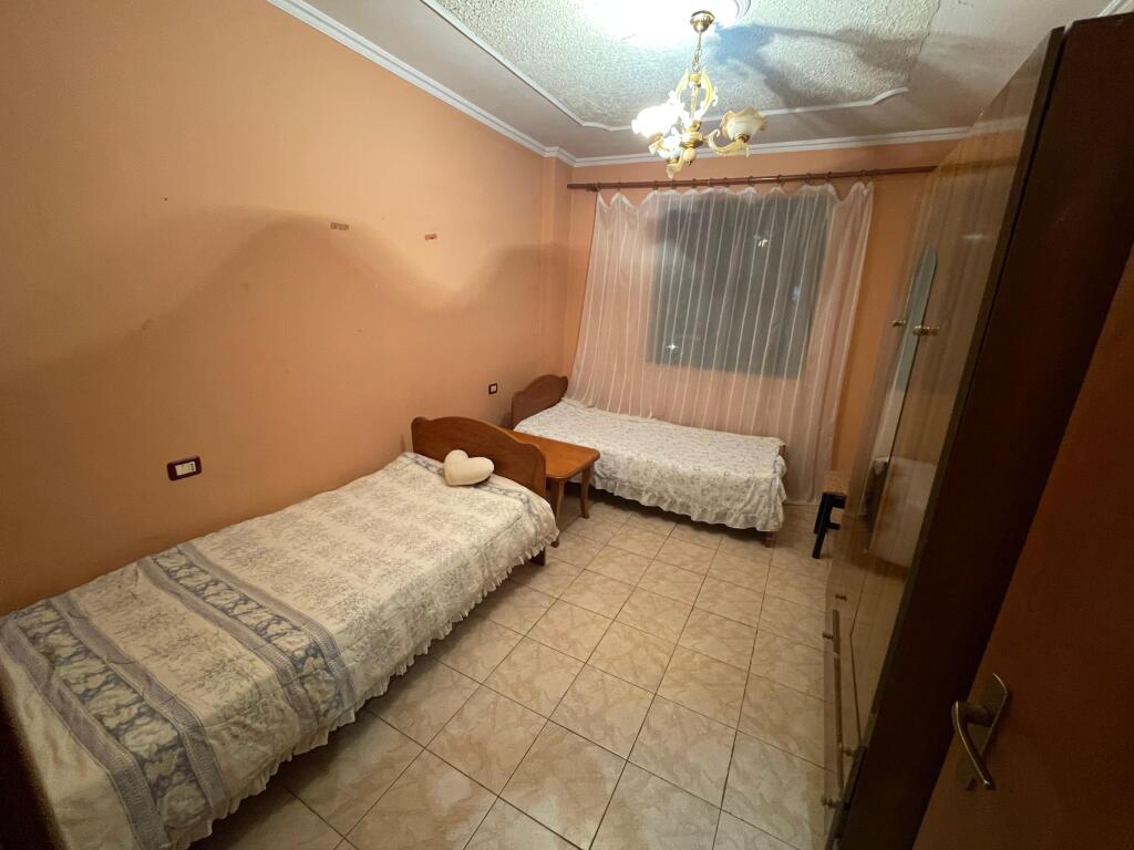 Jepet me qera 2+1 prane Bulevardit te Ri