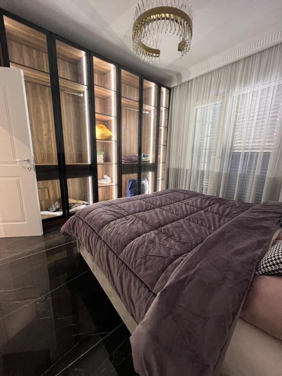 • Luksoz 2+1+2 PLAZH Mobilim i plotë, kati i dytë nga toka. 