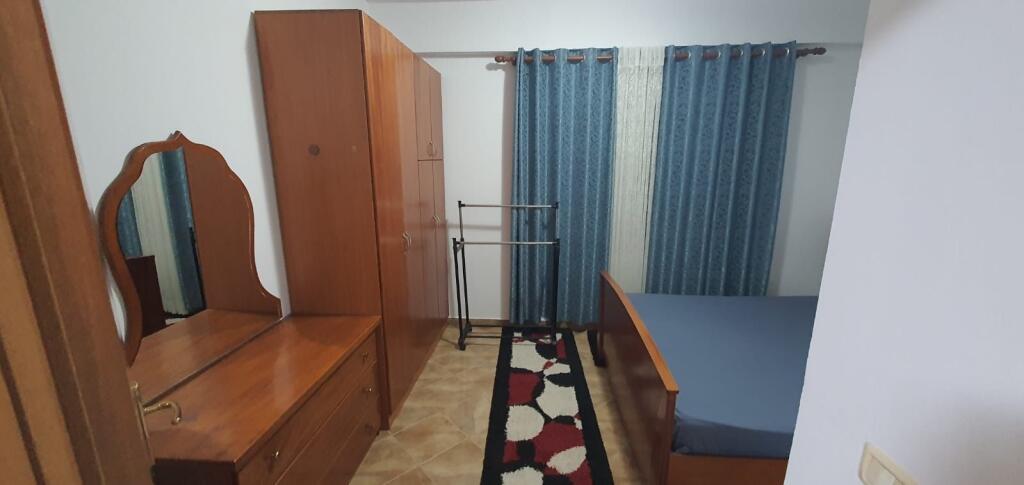 Jepet me qera apartament 1+1 tek Komuna e Parisit