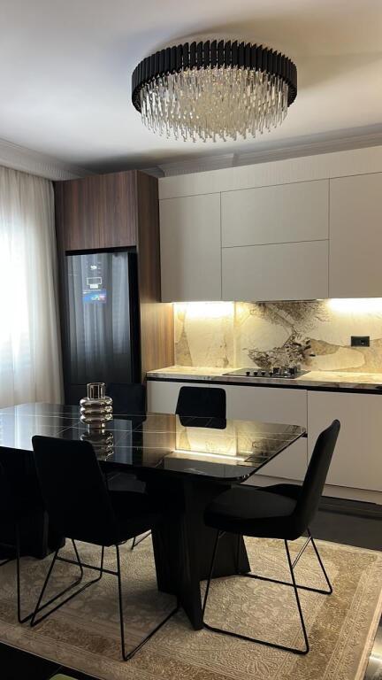 • Luksoz 2+1+2 PLAZH Mobilim i plotë, kati i dytë nga toka. 