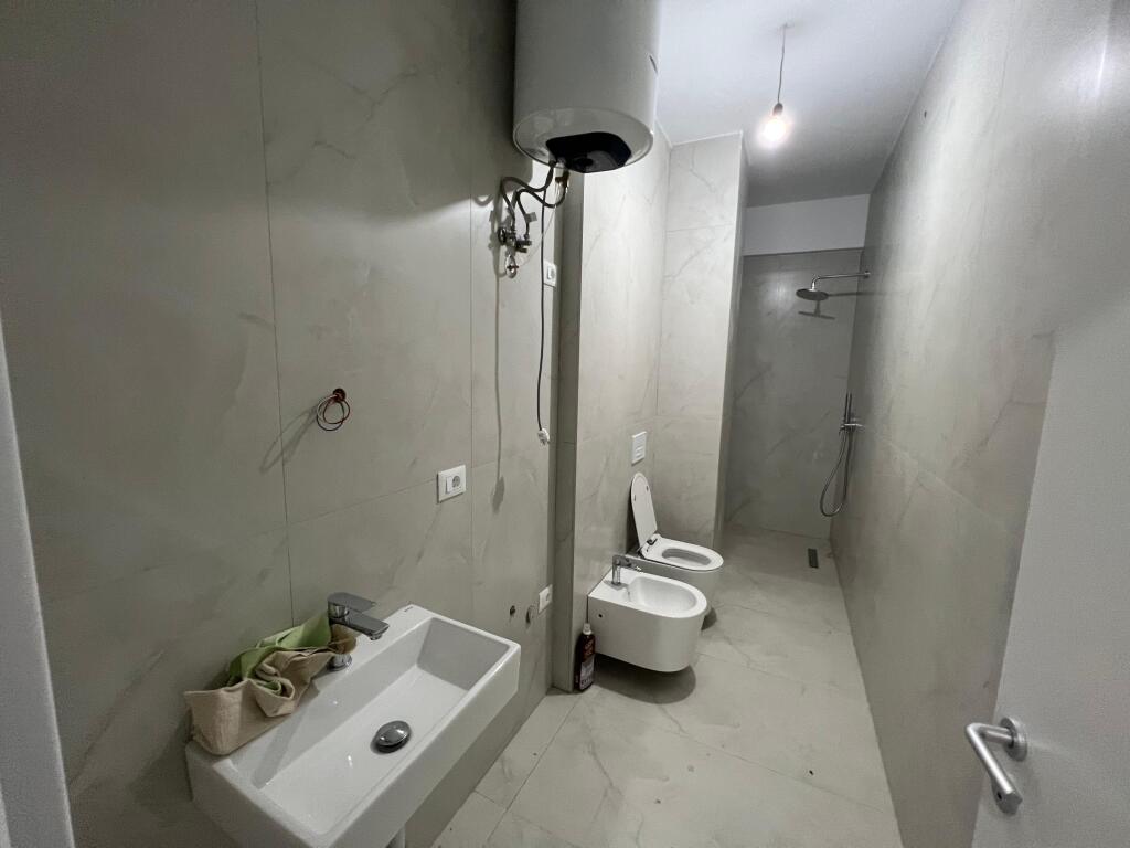 📣 AFFITTO Appartamento 2+1 Con 2 Bagni E Balcone 📍 Residenza OXA, Fresk ✨   🏢 Nuovo Edificio  🪜 Piano 1 🛋️ VUOTO   💶 Prezzo 400 Euro  🅿️ Possibilità Di Posto Auto Con Pagamento Extra