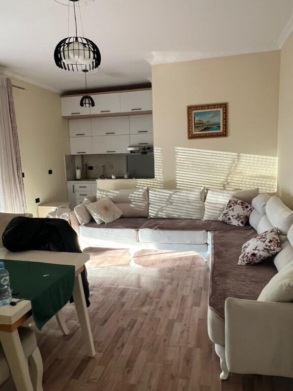 🏡 Jepet me qira Apartament 1+1 📍 Fresku, pranë stacionit të parë të autobusit, mbi pallatet e Tom Doshit 🏢 Kati 2 🛏️ 1 dhomë gjumi + sallon/kuzhinë 🌇 Orientim perëndim ❄️ Kondicioner (do të vendoset) 🚗 Parkim i lehtë në zonë  💶 Çmimi: 300 € / muaj