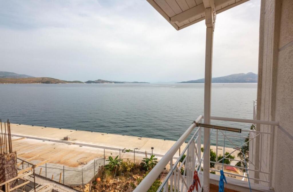 SHITET HOTEL BUZE DETIT SARANDE