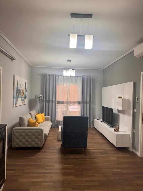 🏠Ne zonen e Rruges se Dibres prane Spitalit Amerikan 2,jepet me qera kati i  III-te i nje vile,2 +1,i mobiluar 55,000 Leke