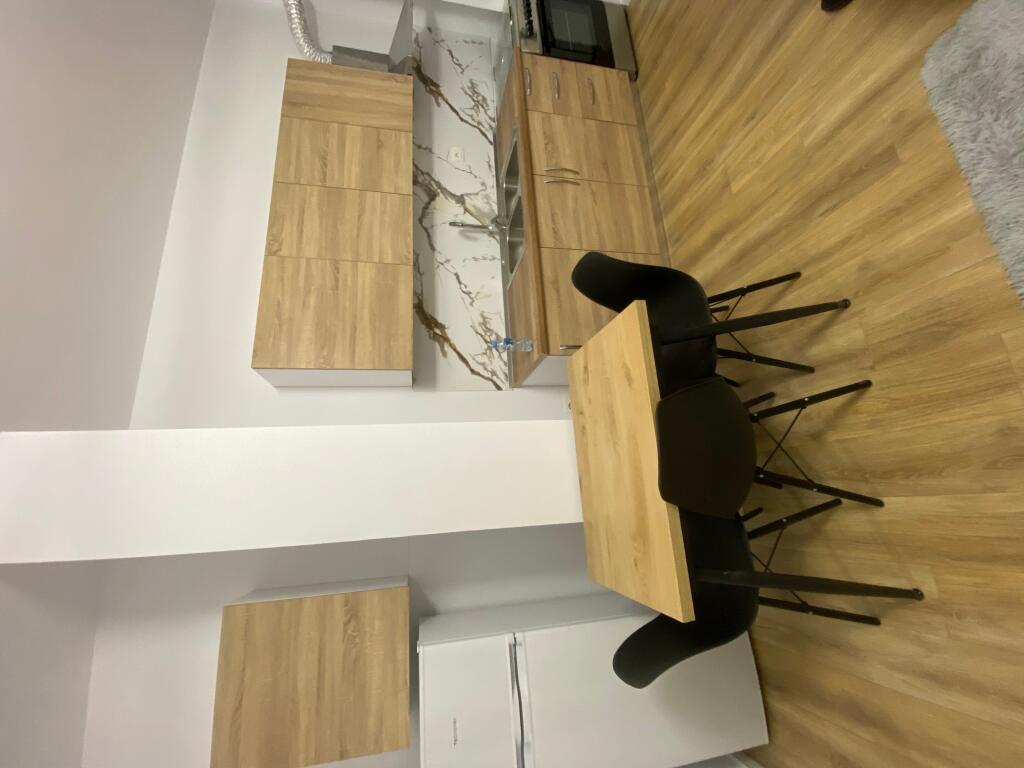 1+1,e mobiluar te shkolle e kuqe,550 euro,mundesi parkimi ne pallat