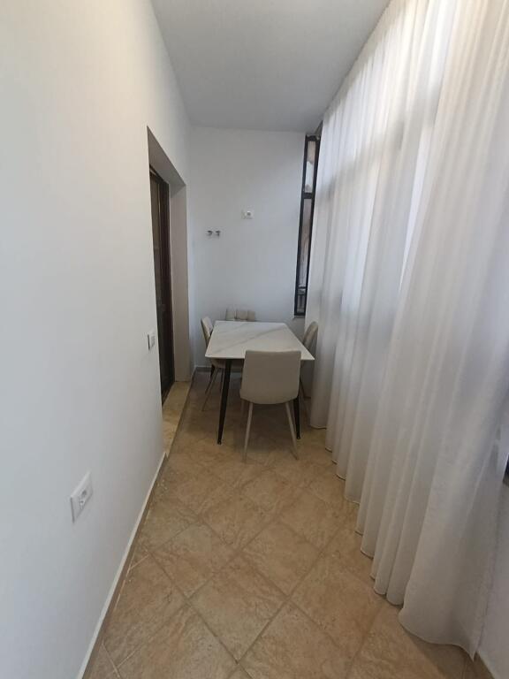 Apartament 1+1, Komuna Parisit!
