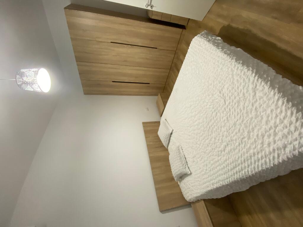 1+1,e mobiluar te shkolle e kuqe,550 euro,mundesi parkimi ne pallat