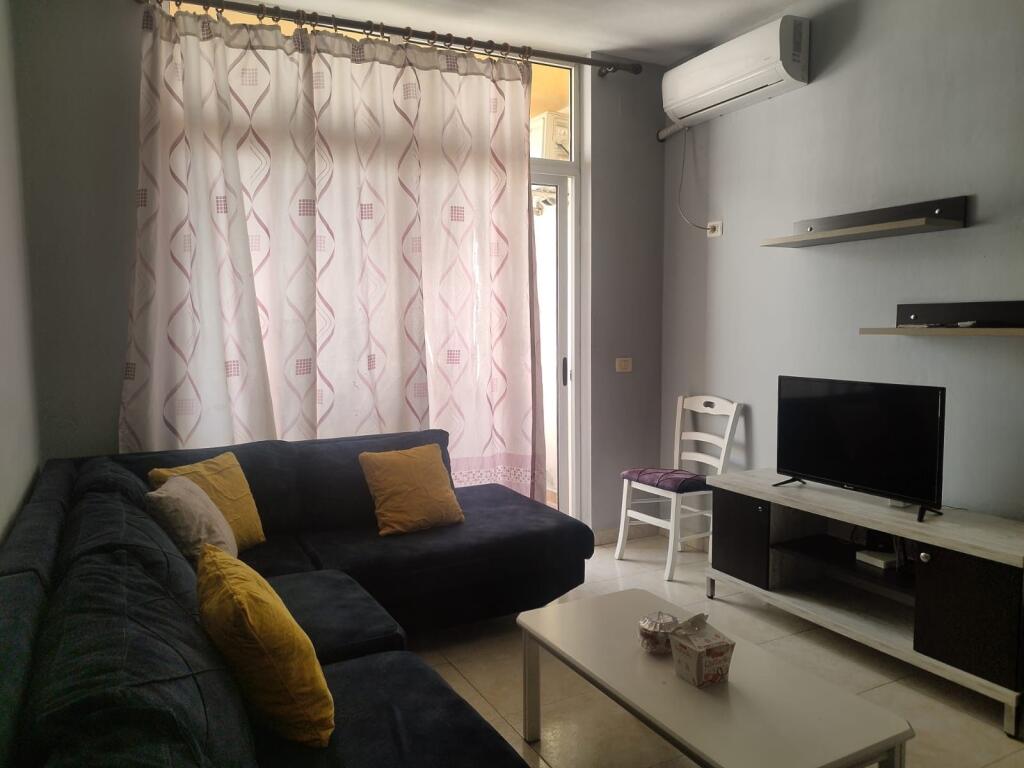 Jepet me Qira 1+1 Astir