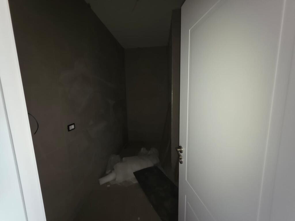 Stacioni Trenit Pran Unazes Se Vogel Shitet Apartament 1+1