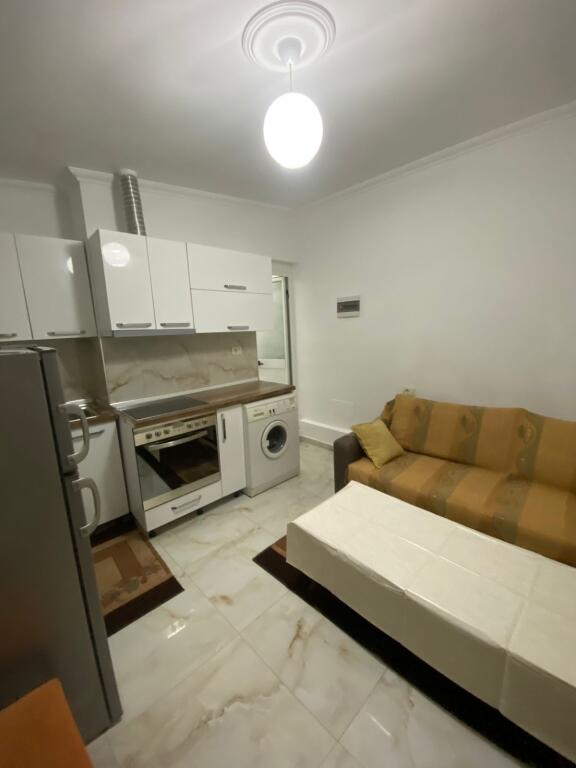 Jepet me qera 1+1 mobiluar kat 1 vile 30000 lek