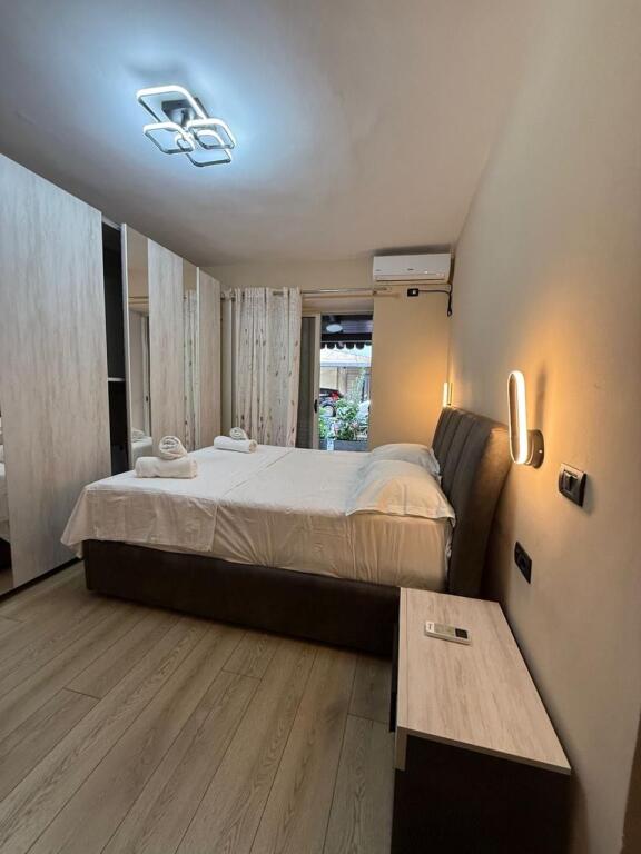 Jepet me qera apartament 2+1 prane qendreS te tregu Cam