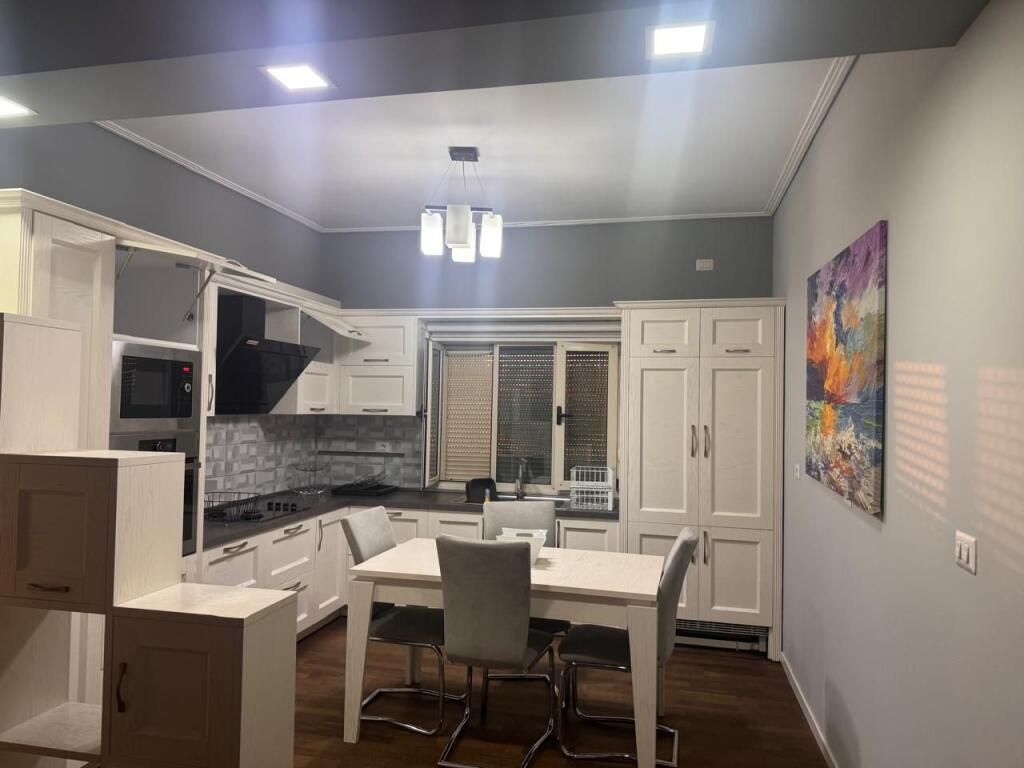 🏠Ne zonen e Rruges se Dibres prane Spitalit Amerikan 2,jepet me qera kati i  III-te i nje vile,2 +1,i mobiluar 55,000 Leke