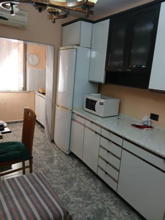 Apartament 2+1 me qira tek Shkolla e Kuqe!