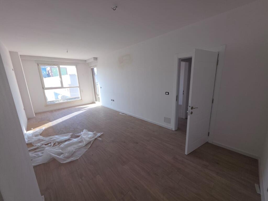 Stacioni Trenit Pran Unazes Se Vogel Shitet Apartament 1+1
