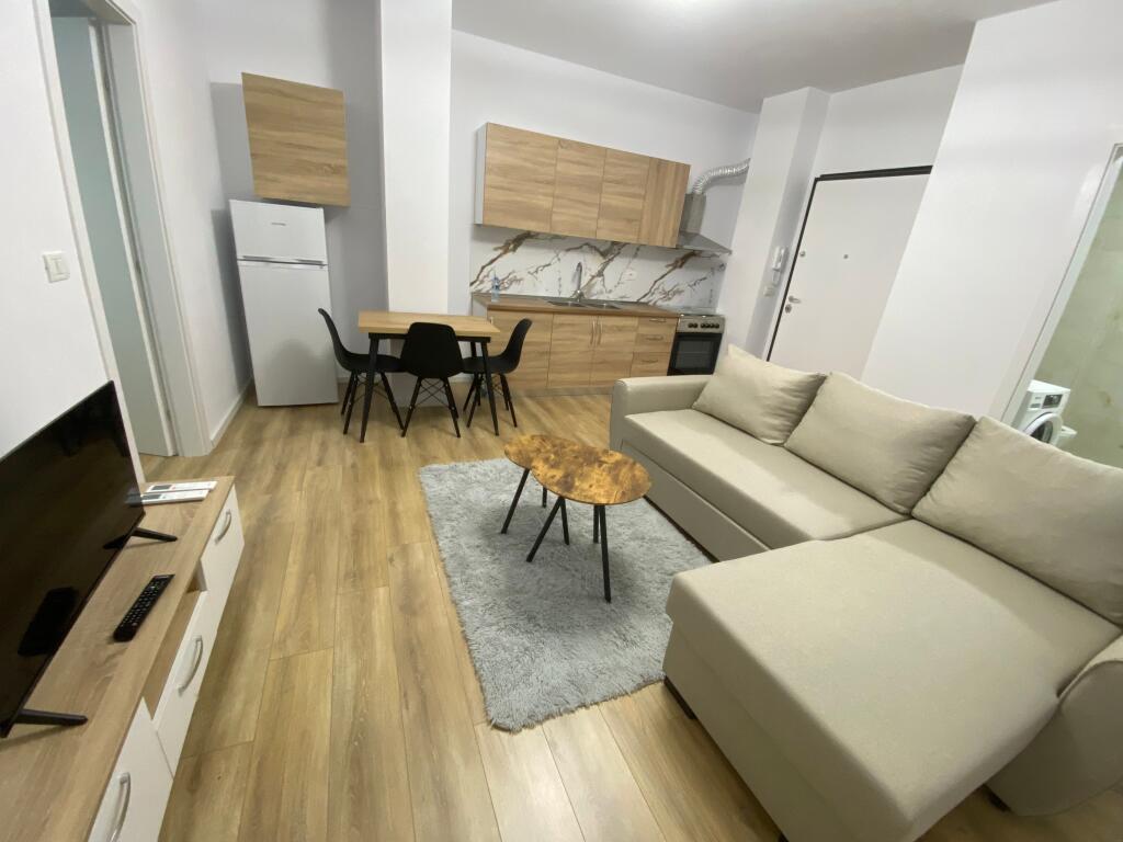 1+1,e mobiluar te shkolle e kuqe,550 euro,mundesi parkimi ne pallat