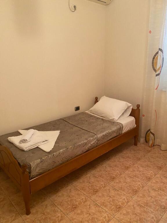 Jepet me qera 3+2 mobiluar rruga elbasanit 700 eu