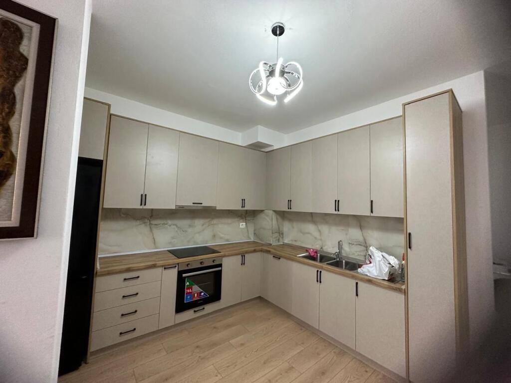 🏡 Jepet me qira apartament 1+1 📍 Grand Gallery, Yzberisht 🏢 Kati 8, pallat i ri me ashensor  💶 Çmimi: 500 € / muaj  📱 Alesi Real Estate –