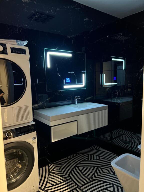 • Luksoz 2+1+2 PLAZH Mobilim i plotë, kati i dytë nga toka. 