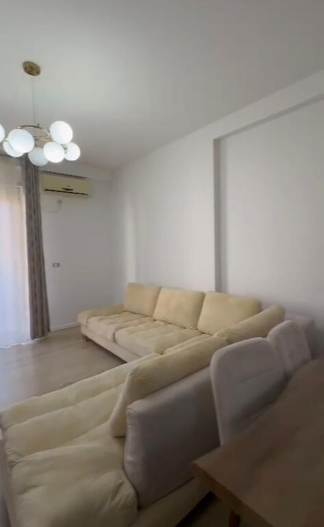 Jepet me qira 2+1+2 afer Bar OSLO ASTIR 550 mije Leke