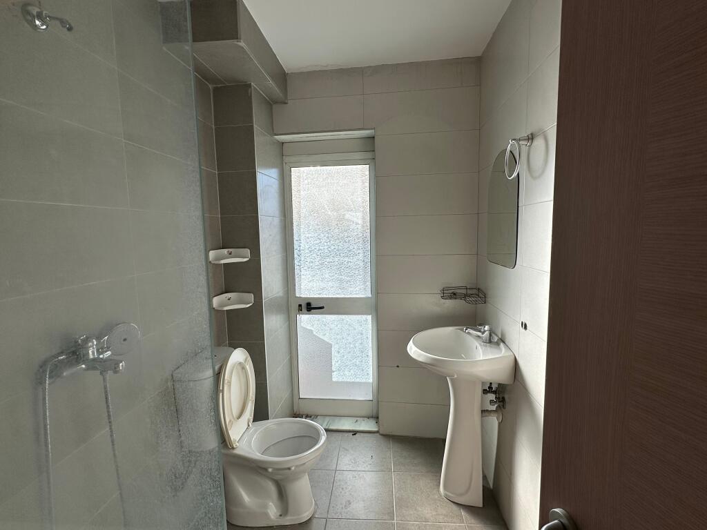 Jepet me qira 1+1 buze rruge ne Brryl 🏷️45.000leke Kati 5 pa ashensor pallat 6 katesh