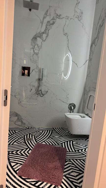 • Luksoz 2+1+2 PLAZH Mobilim i plotë, kati i dytë nga toka. 