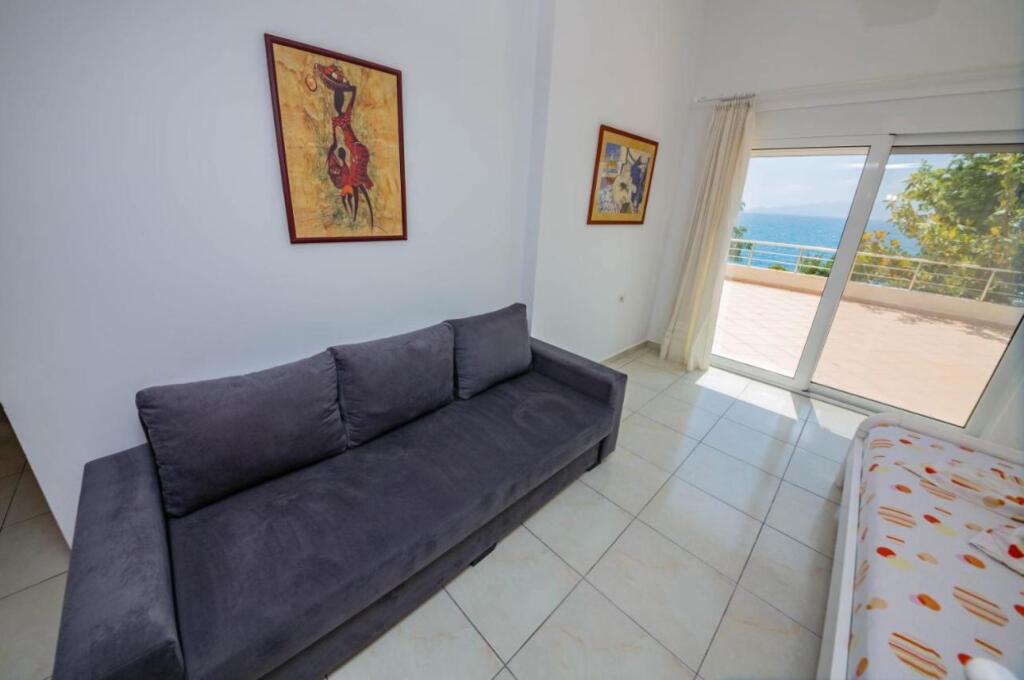 SHITET HOTEL BUZE DETIT SARANDE