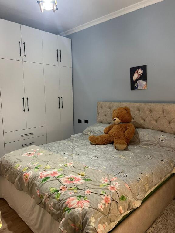 🏡 Jepet me qira Apartament 1+1 📍 Fresku, pranë stacionit të parë të autobusit, mbi pallatet e Tom Doshit 🏢 Kati 2 🛏️ 1 dhomë gjumi + sallon/kuzhinë 🌇 Orientim perëndim ❄️ Kondicioner (do të vendoset) 🚗 Parkim i lehtë në zonë  💶 Çmimi: 300 € / muaj