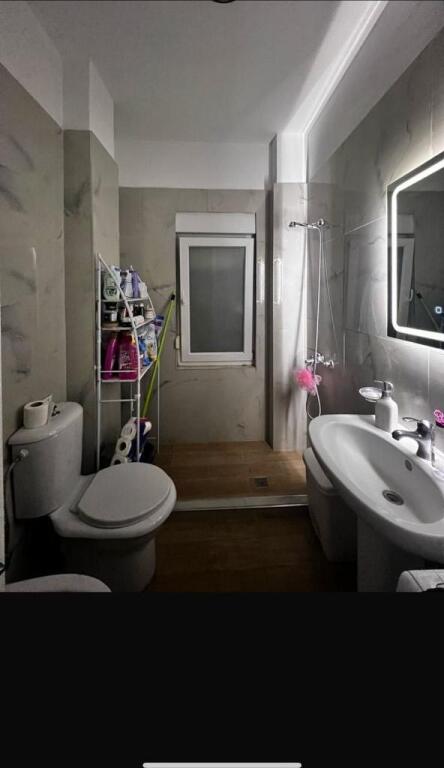 🏡 Jepet me qira Apartament 1+1 📍 Fresku, pranë stacionit të parë të autobusit, mbi pallatet e Tom Doshit 🏢 Kati 2 🛏️ 1 dhomë gjumi + sallon/kuzhinë 🌇 Orientim perëndim ❄️ Kondicioner (do të vendoset) 🚗 Parkim i lehtë në zonë  💶 Çmimi: 300 € / muaj