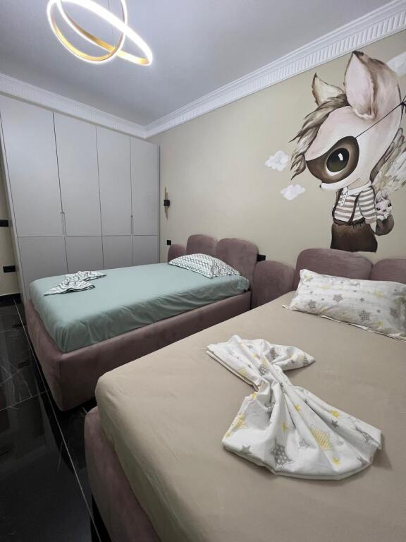 • Luksoz 2+1+2 PLAZH Mobilim i plotë, kati i dytë nga toka. 